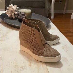 MIA WEDGE ZIP SNEAKERS